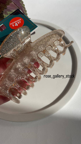 این گیره مو شفاف با اکلیلهای طلایی درخشان، انتخابی زیبا و شیک برای استایل روزمره و مهمانیهاست